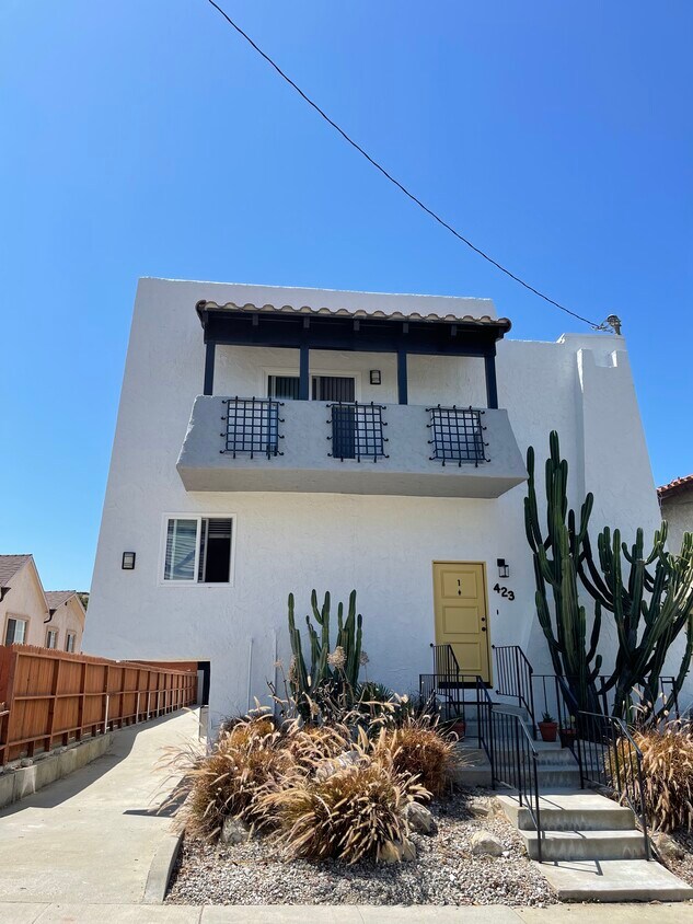 Front of building. #4 is in the rear of building facing ocean - 423 N Elena Ave