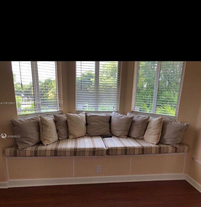Foto del edificio - 4841 NW 107th Ct