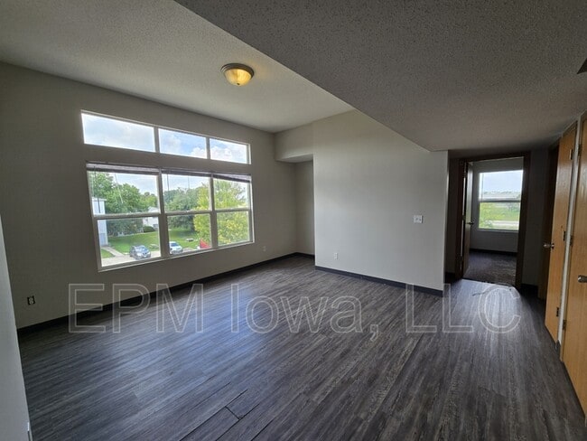 Building Photo - 60 Miller Ave SW
