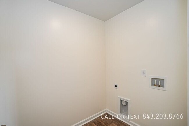 Building Photo - 472 Cedarview Rd