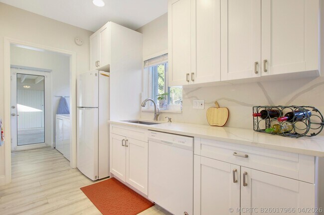 Building Photo - 466 Tequesta Dr