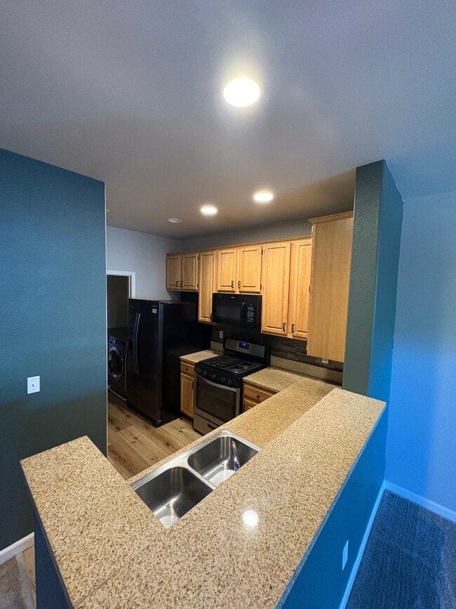 Building Photo - Gated community 2 Bedroom 2 Bath Condo