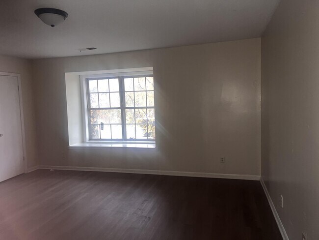 Building Photo - 2097 E Shelby Dr