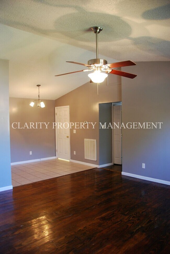 Building Photo - Spacious 3 bedroom apartment near Lee!