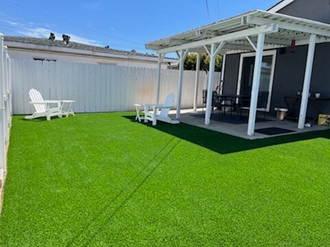 Patio trasero privado con césped artificial. ¡Ideal para el entretenimiento! - 3673 Cherokee Ave