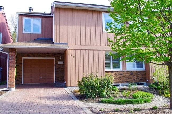 Building Photo - 732 Mooney's Bay Pl