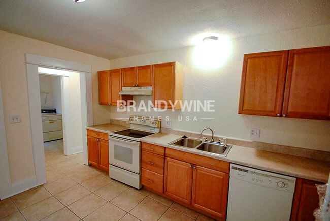 Building Photo - 808 E Frierson Ave