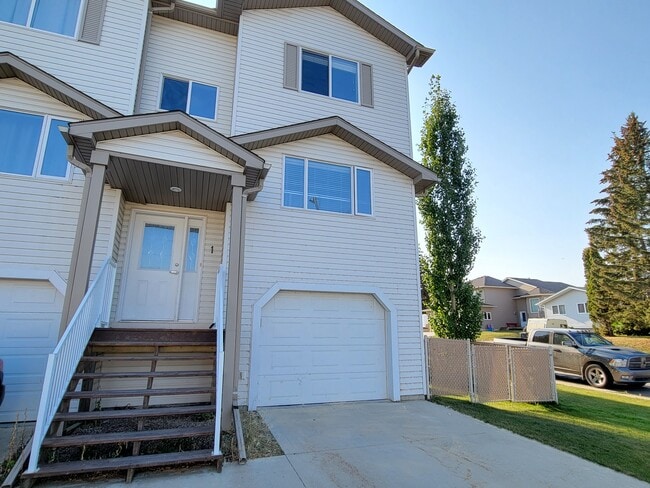 Building Photo - 1001 7 Ave