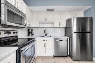 Building Photo - 2800 N Palm Aire Dr