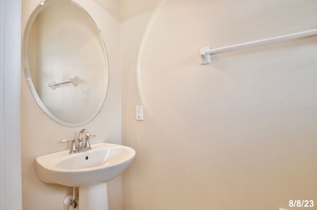 Building Photo - Beautifully Appointment 3/2.5 Modern Townh...