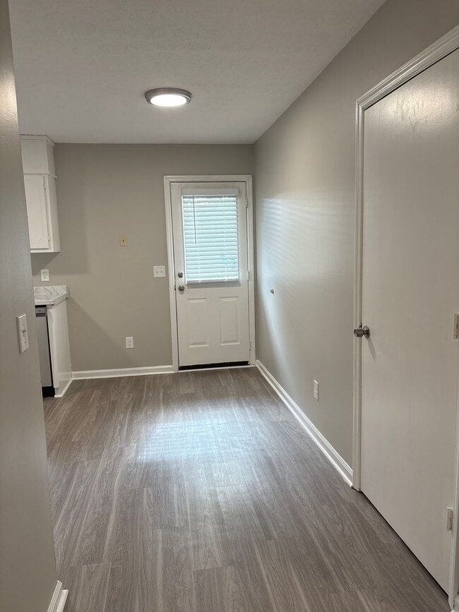 Building Photo - Freshly Renovated Duplex in Manchester!