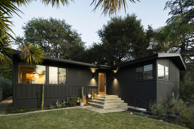 Building Photo - 5028 Sierra Villa Dr