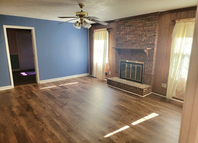 Foto del edificio - Spacious 3 bedroom without plenty of yard ...