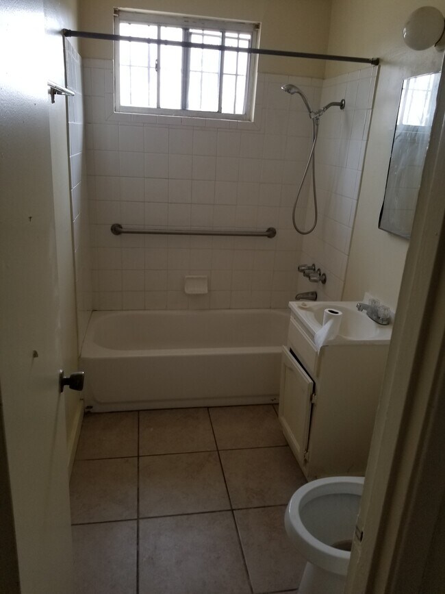 full bath - 5624 Hooper Ave