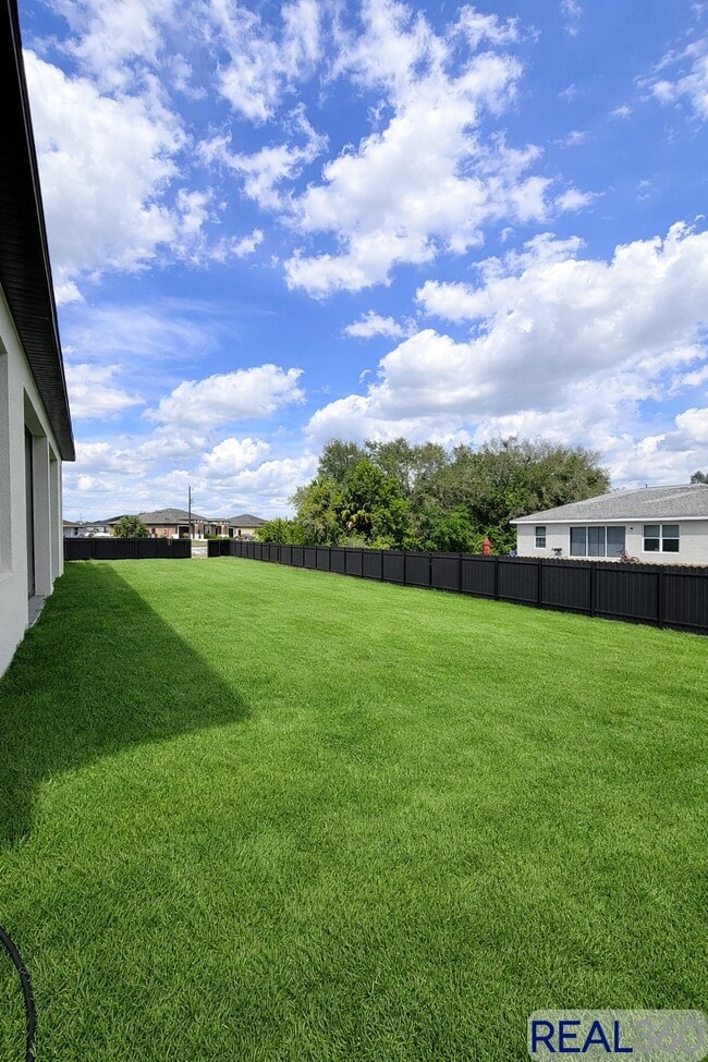 Foto del edificio - 2416-2418 Xelda Ave N