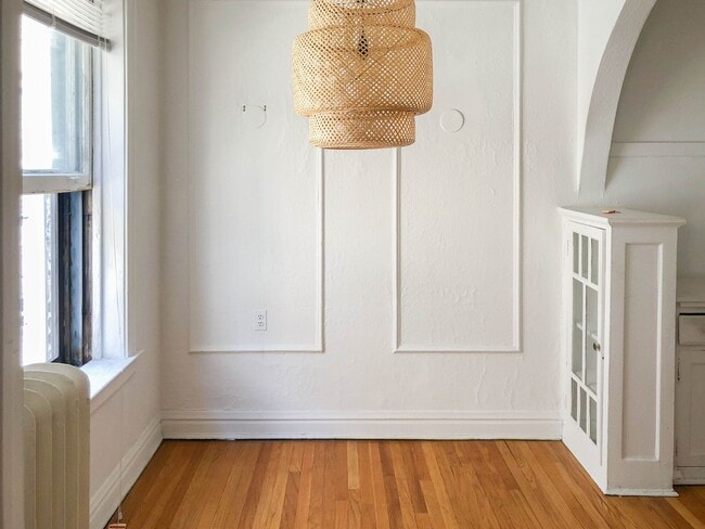 Building Photo - 618 W Oakdale Ave