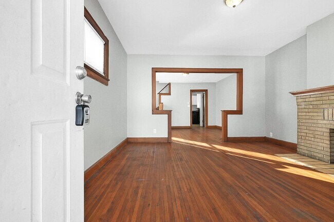 Foto del edificio - 1521-1523 Republic Ave