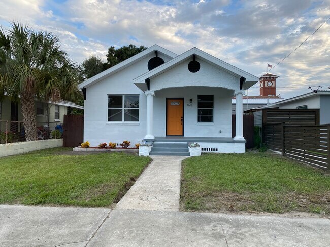 Frente - 1611 E 18th Ave