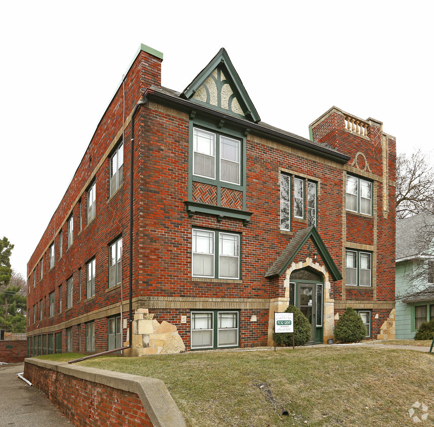 Primary Photo - Grand Avenue Apartments