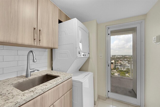 Foto del edificio - 111 N Pompano Beach Blvd