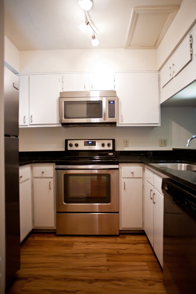 Building Photo - Live at Chancellor Square in a renovated u...