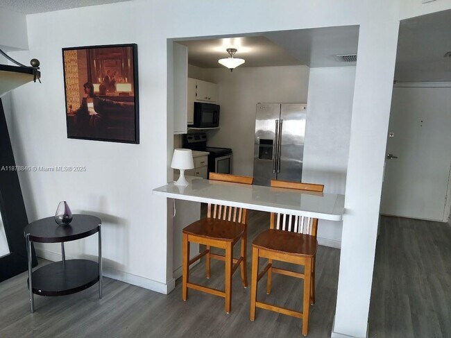 Building Photo - 6039 Collins Ave