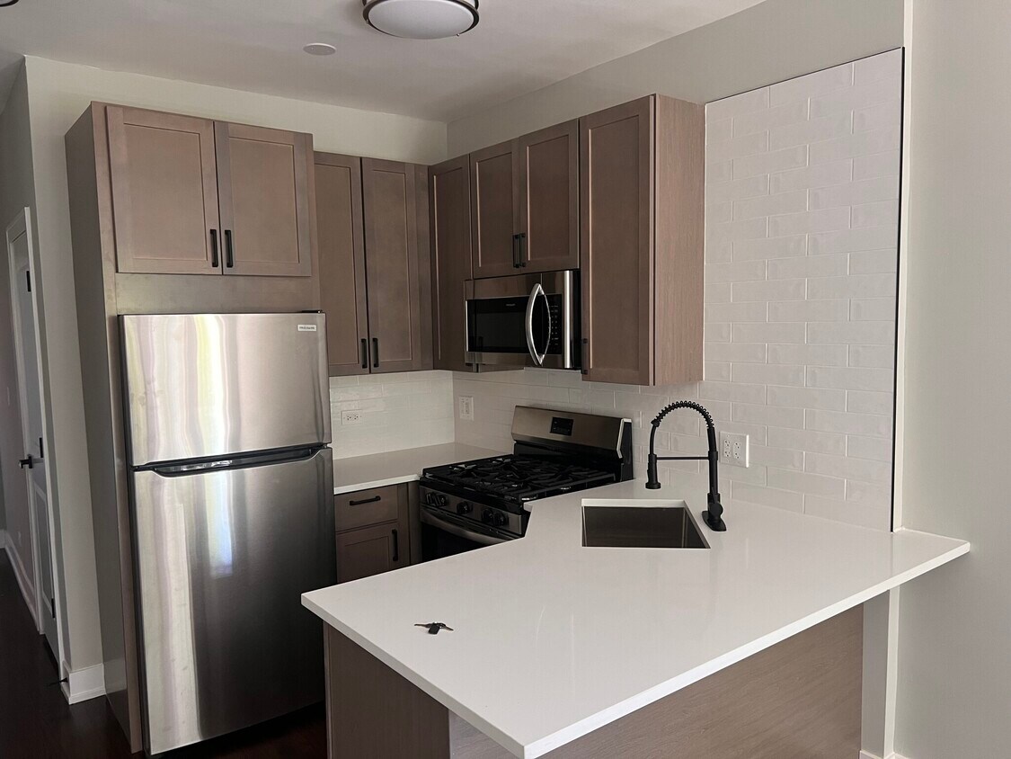 Primary Photo - 2820 W Dickens Ave