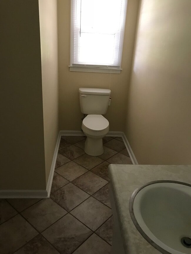 Building Photo - Large 3 Bedroom 2 bath