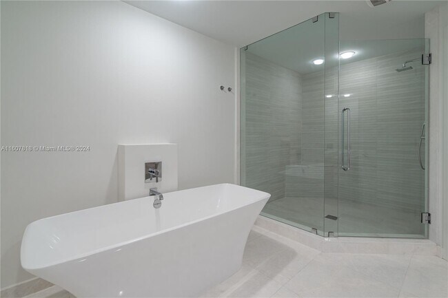 Building Photo - 17301 Biscayne Blvd