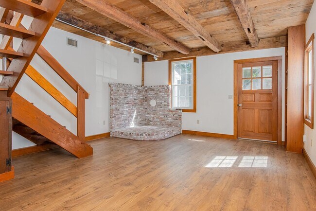 Building Photo - 294 Pleasant St