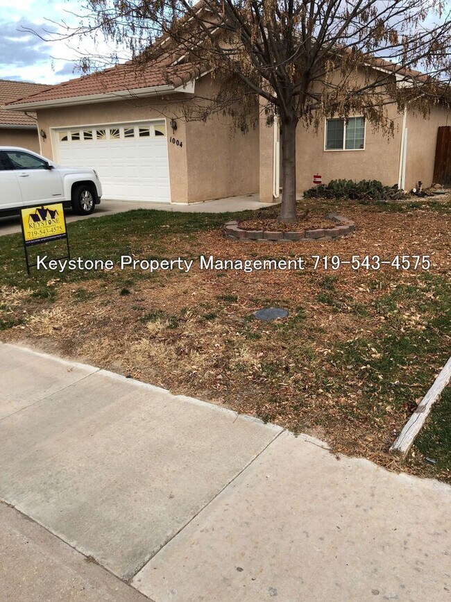 Foto del edificio - South side Domega Home 3 Bedroom/2 Bath/2 Car Garage $1850/$1850