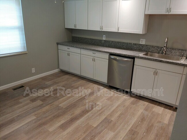 Foto del edificio - 716 Shadycrest Dr