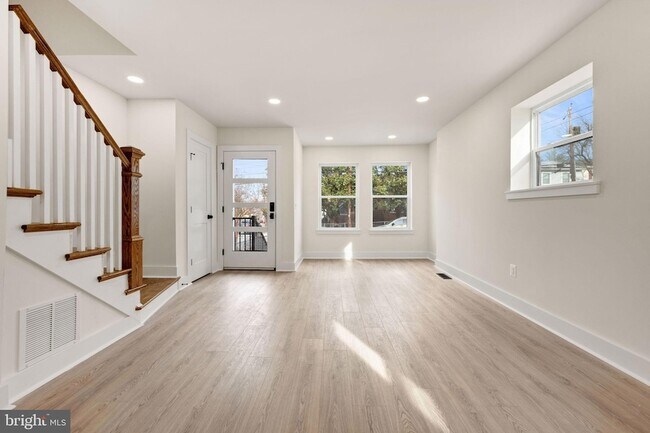 Building Photo - 113 Clifford Ave