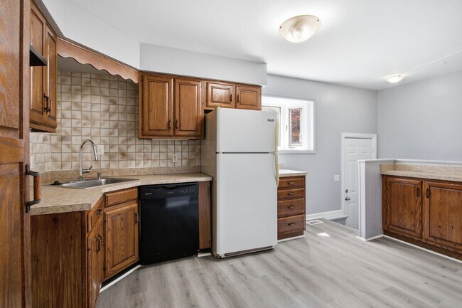 Foto del edificio - SPECTACULAR 3 BED/1 BATH IN LOVELY LINCOLN PARK! APPLY NOW!