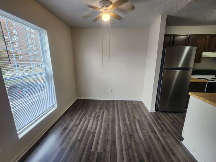 Foto principal - 2 Bedroom Upper Apartment - Water & Sewage...