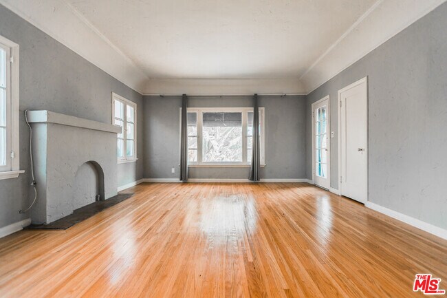 Foto del edificio - 817 Westmount Dr
