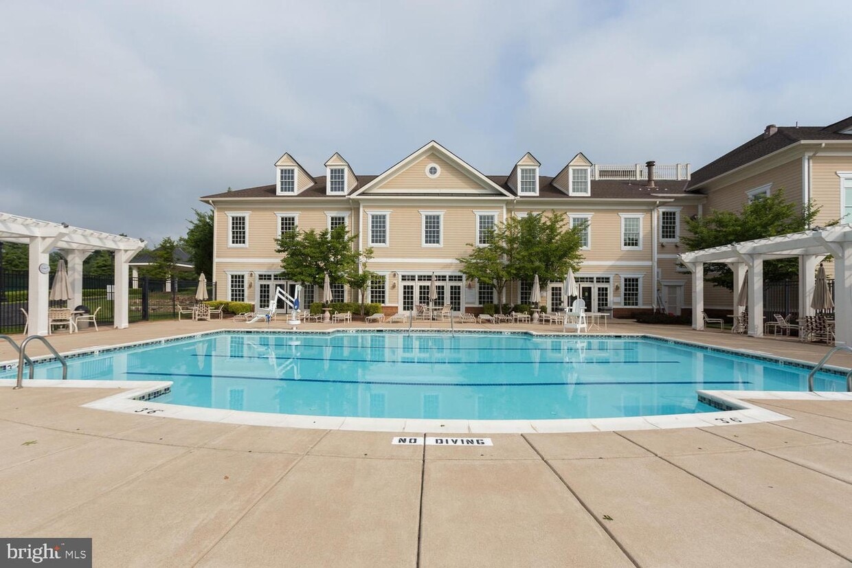 15231 Royal Crest Dr Unit 206, Haymarket, VA 20169 Condo for Rent in