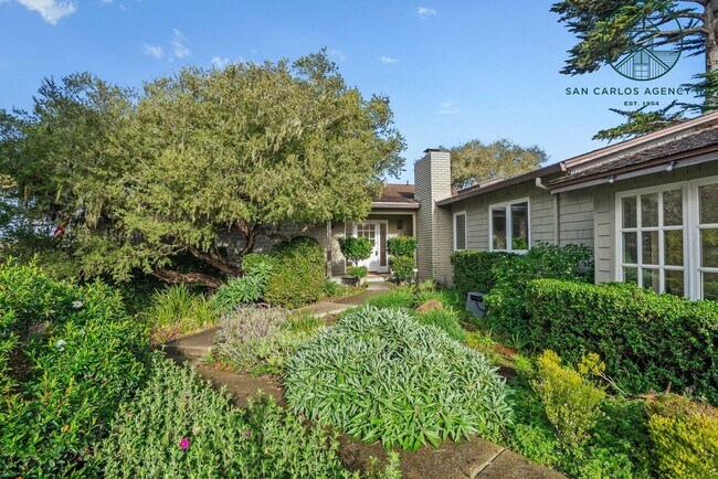 Foto del edificio - Spacious Three Bedroom Home in Country Club Area of Pebble Beach