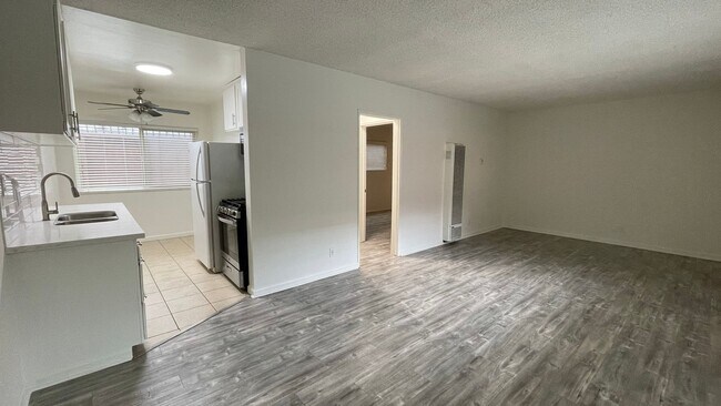 Foto del edificio - 5255 Blakeslee Ave