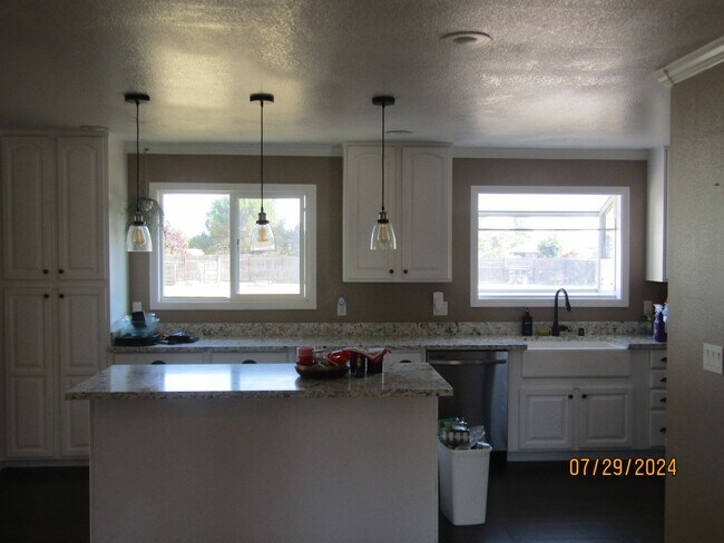Building Photo - Rare opportunity  in Canon Manor!  Single ...