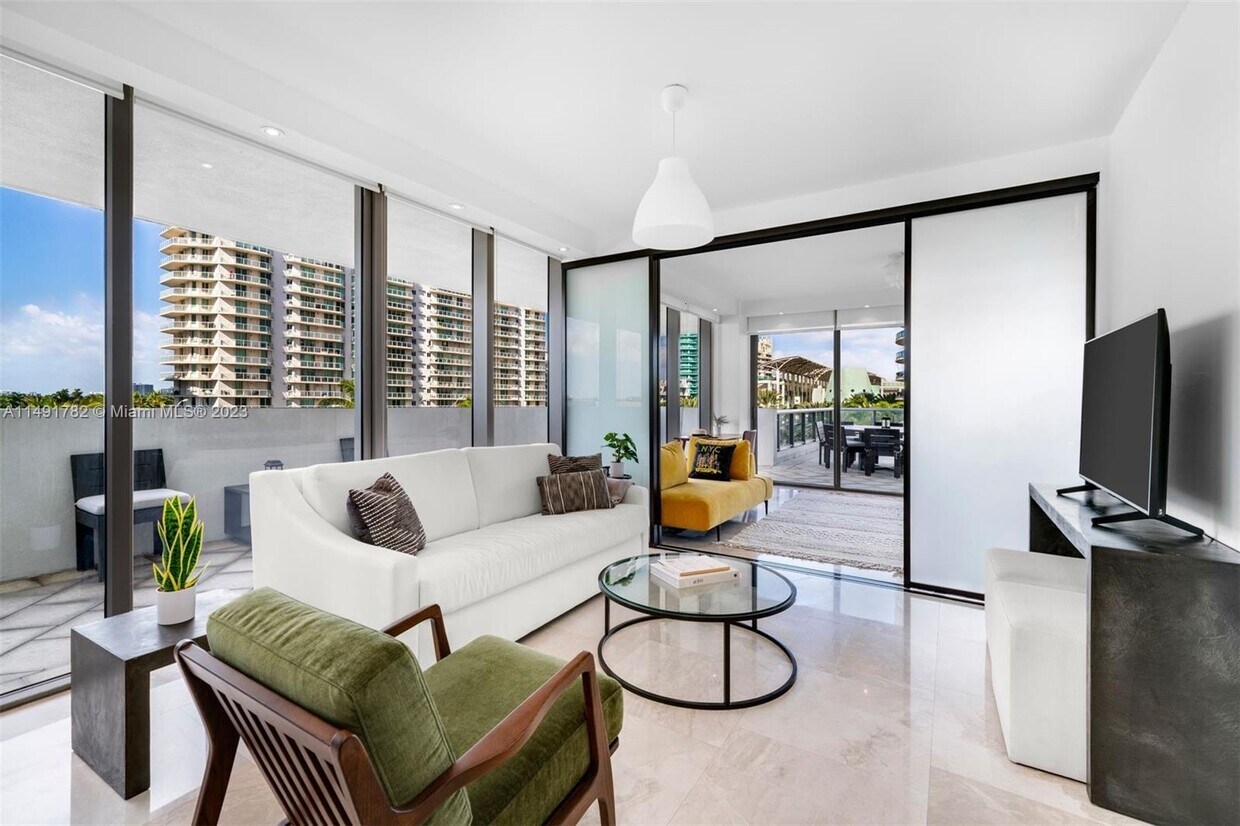 Primary Photo - 5875 Collins Ave