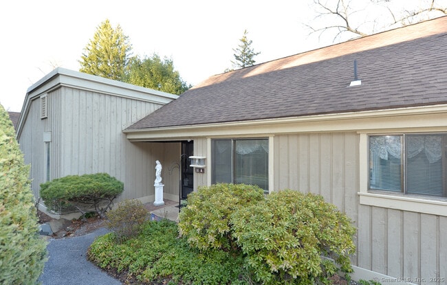 Building Photo - 16 Heritage Vlg
