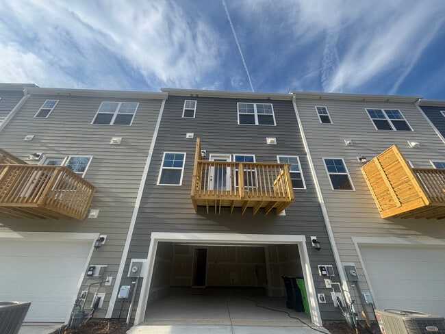 Foto del edificio - Room in Townhome on Poe Farm Ave