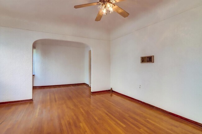 Foto del edificio - Charming Top Floor 1-Bedroom Apartment in ...