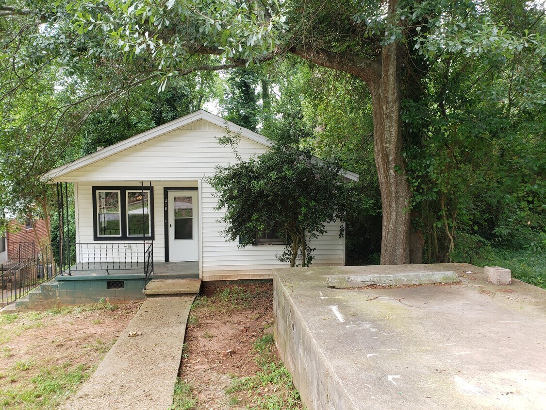 Foto principal - 218 Cowan Ct