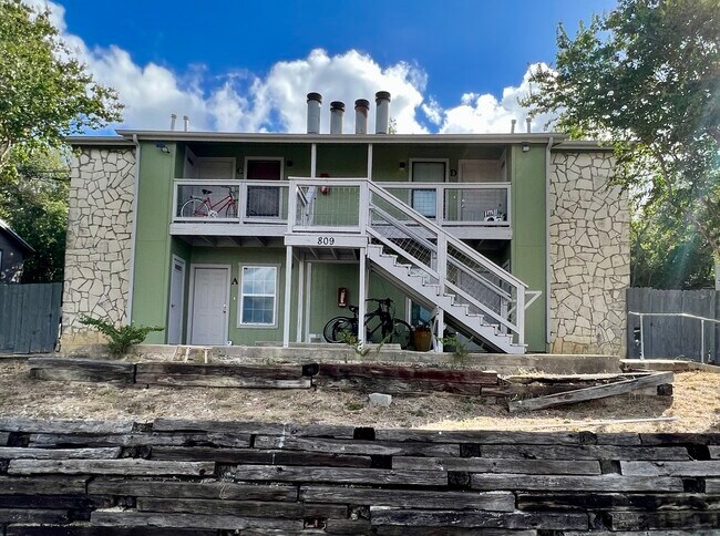 Foto del edificio - 809 Bracewood Cir