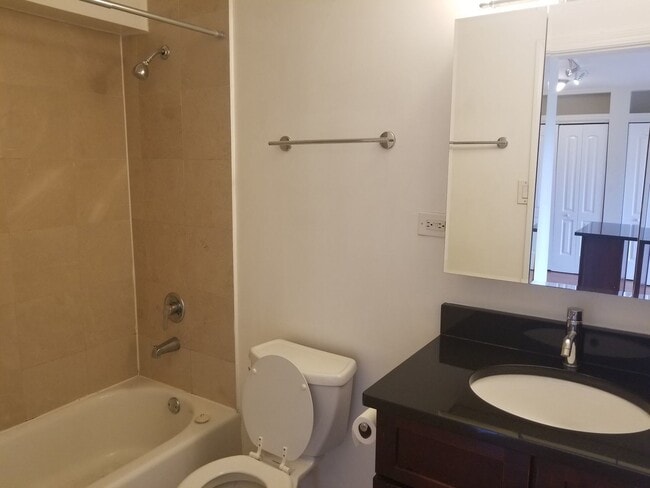Foto del edificio - 4180 N Marine Dr
