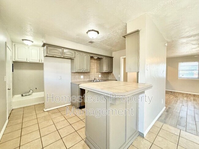 Foto del edificio - 10200 N Military Ave