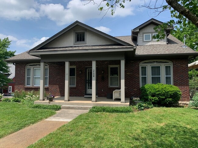 Foto del edificio - Charming Home in Belmont-Hillsboro Neighborhood, minutes to Vandy and Belmont, Fenced Yard