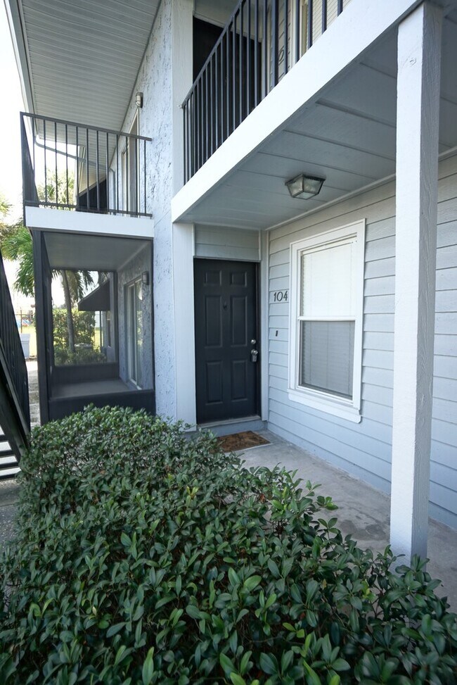 Building Photo - 2-Bed, 2-Bath South Tampa Condo